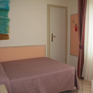 Zimmer mit Kingsize-Bett